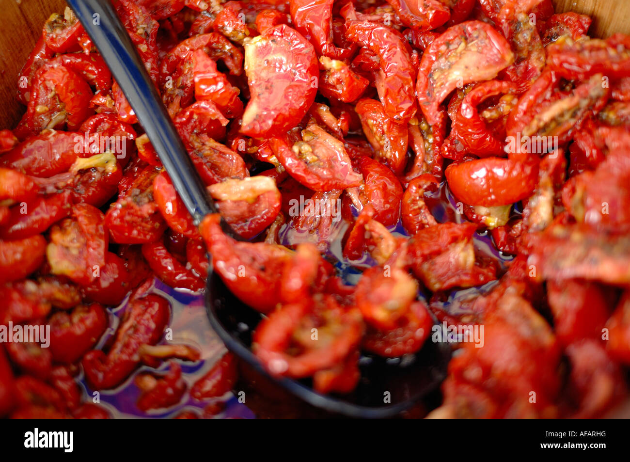 Selezione di Pomodori secchi in stallo del mercato Foto Stock