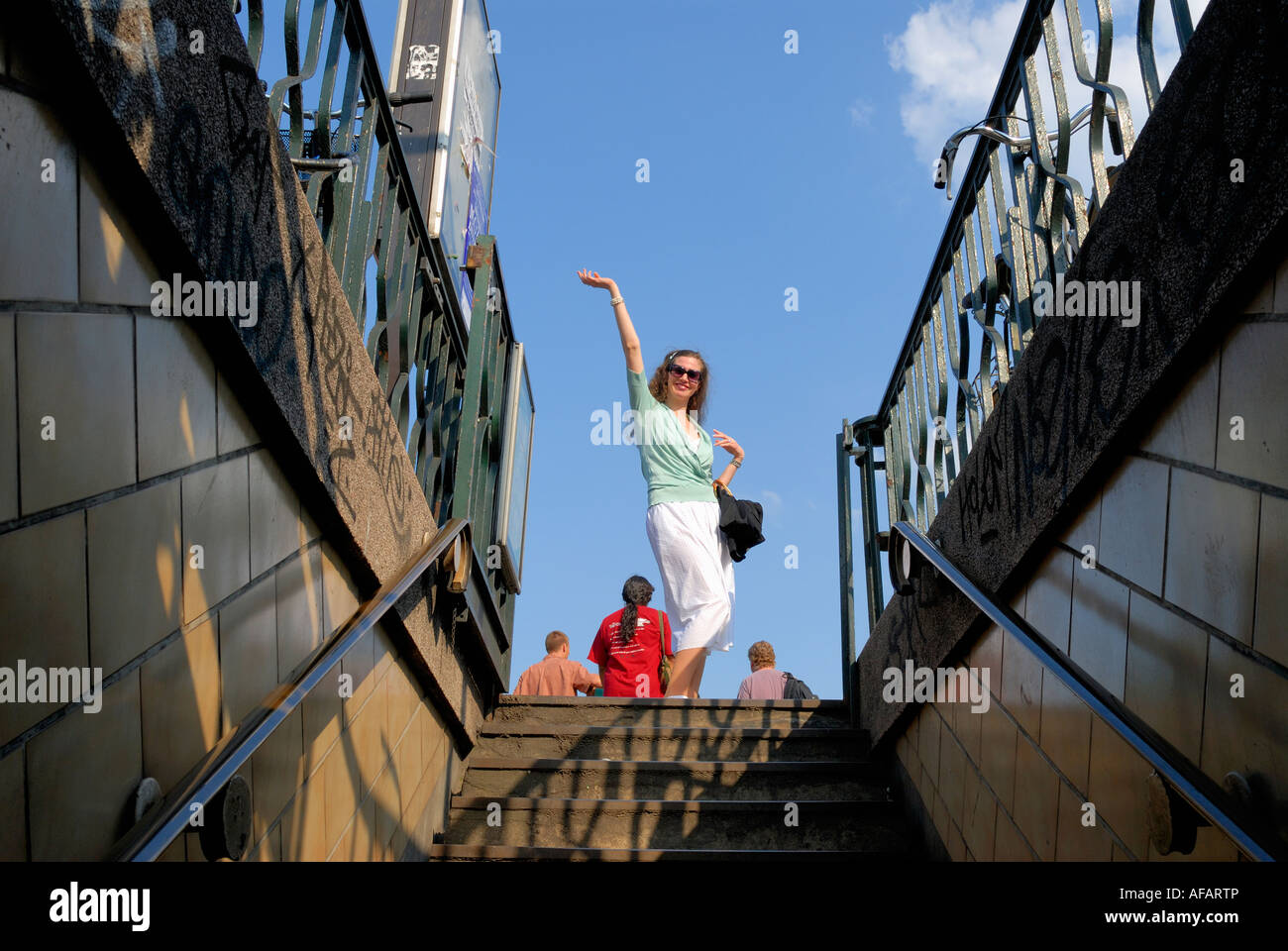 Giovane donna bello sventolare all'entrata della metropolitana Parigi Francia Foto Stock