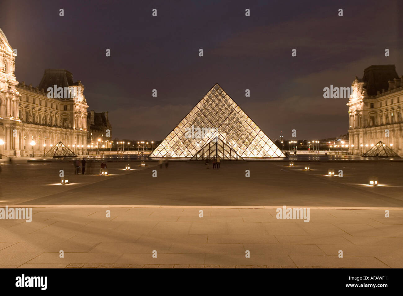 Francia, Parigi, Le Louvre, piramide costruzione Foto Stock
