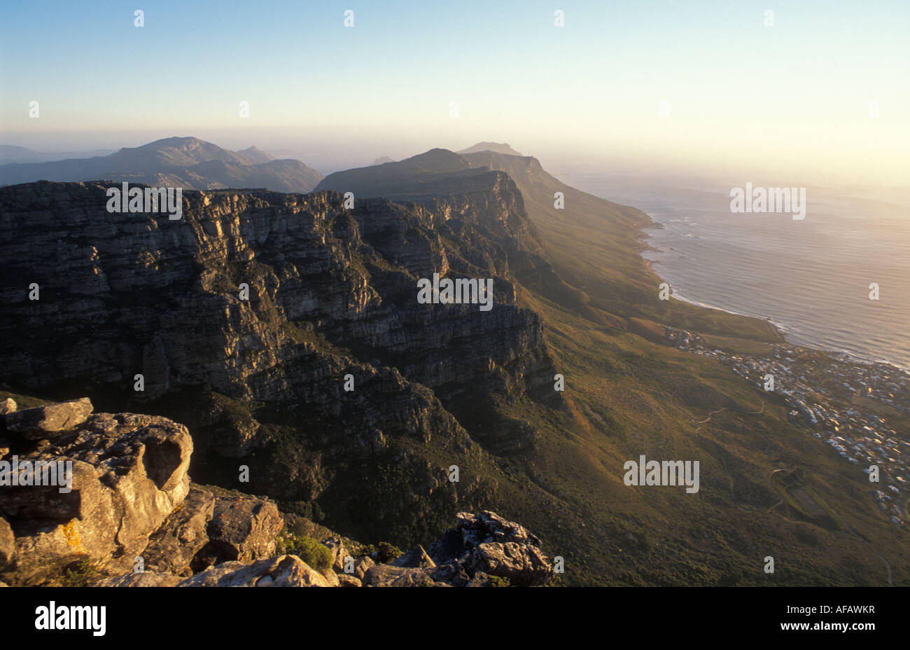 Vista dalla montagna della tavola per la montagna dodici apostoli e Camps Bay a Città del Capo in Sud Africa Foto Stock