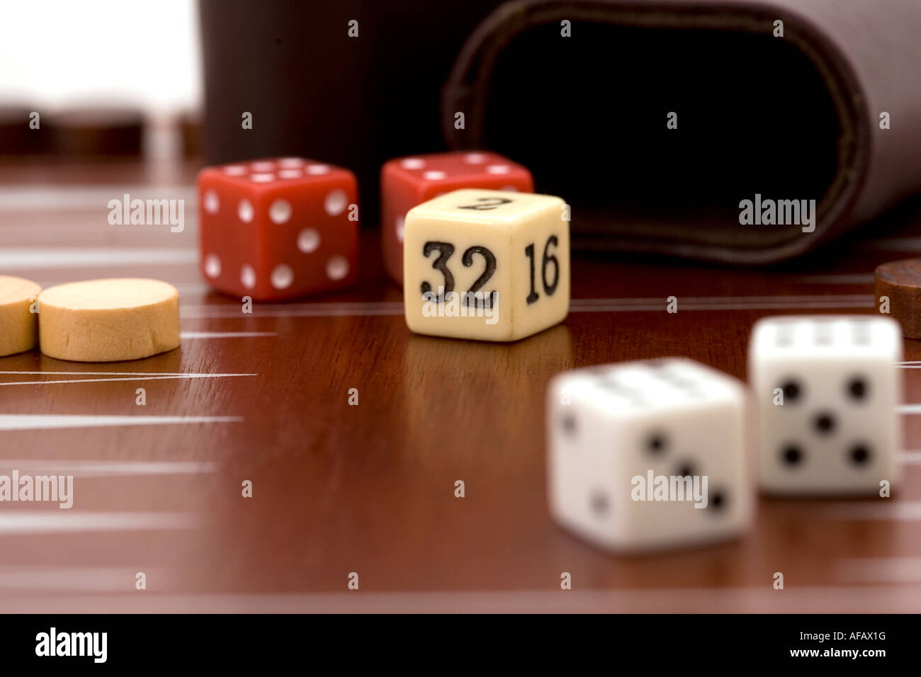 Il backgammon die dadi il gioco d'azzardo possibilità di scommessa casino giocatore fortunato Foto Stock