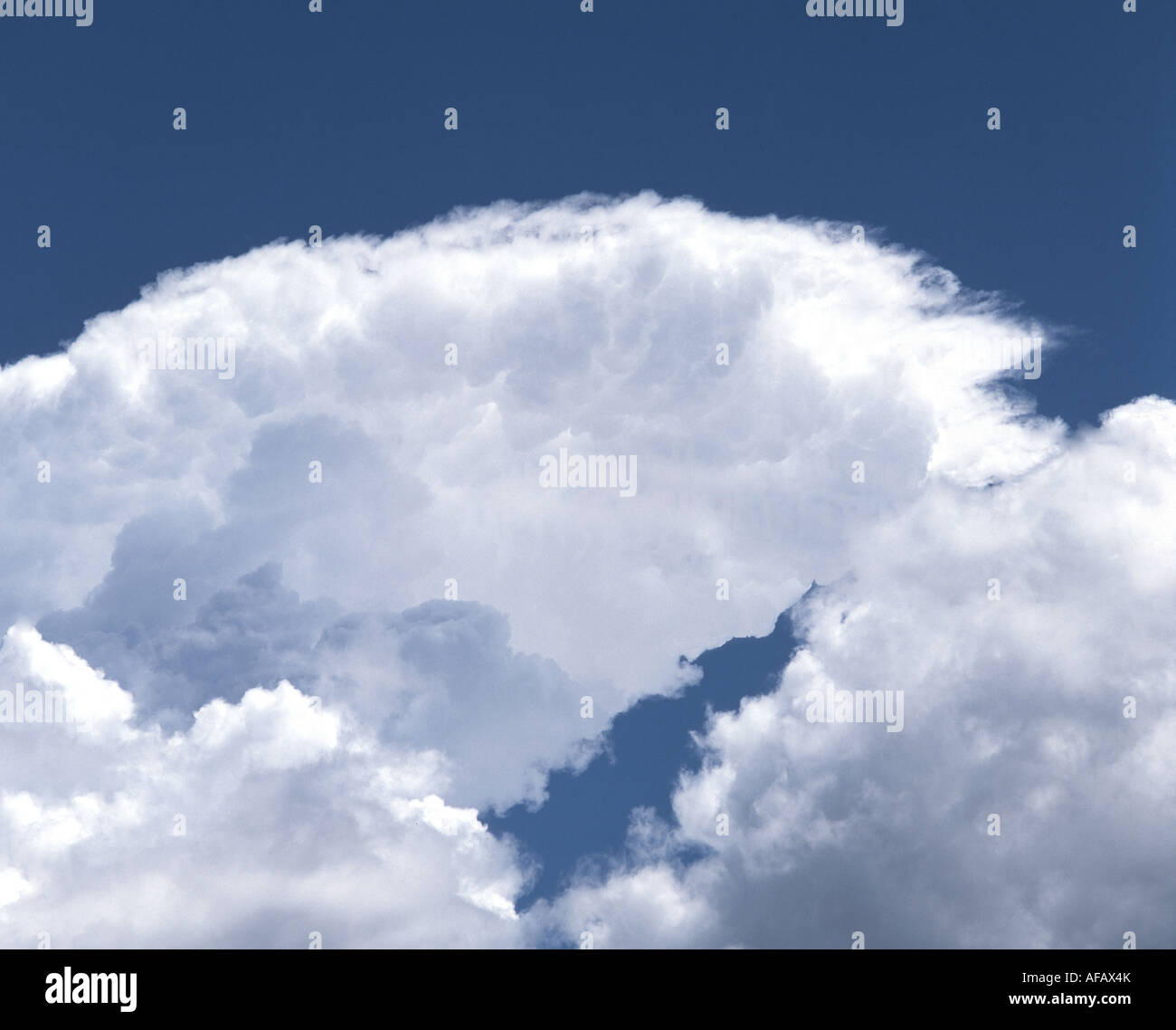 Il Cumulus bianche nuvole e cielo blu, Berkshire, Inghilterra, Regno Unito Foto Stock