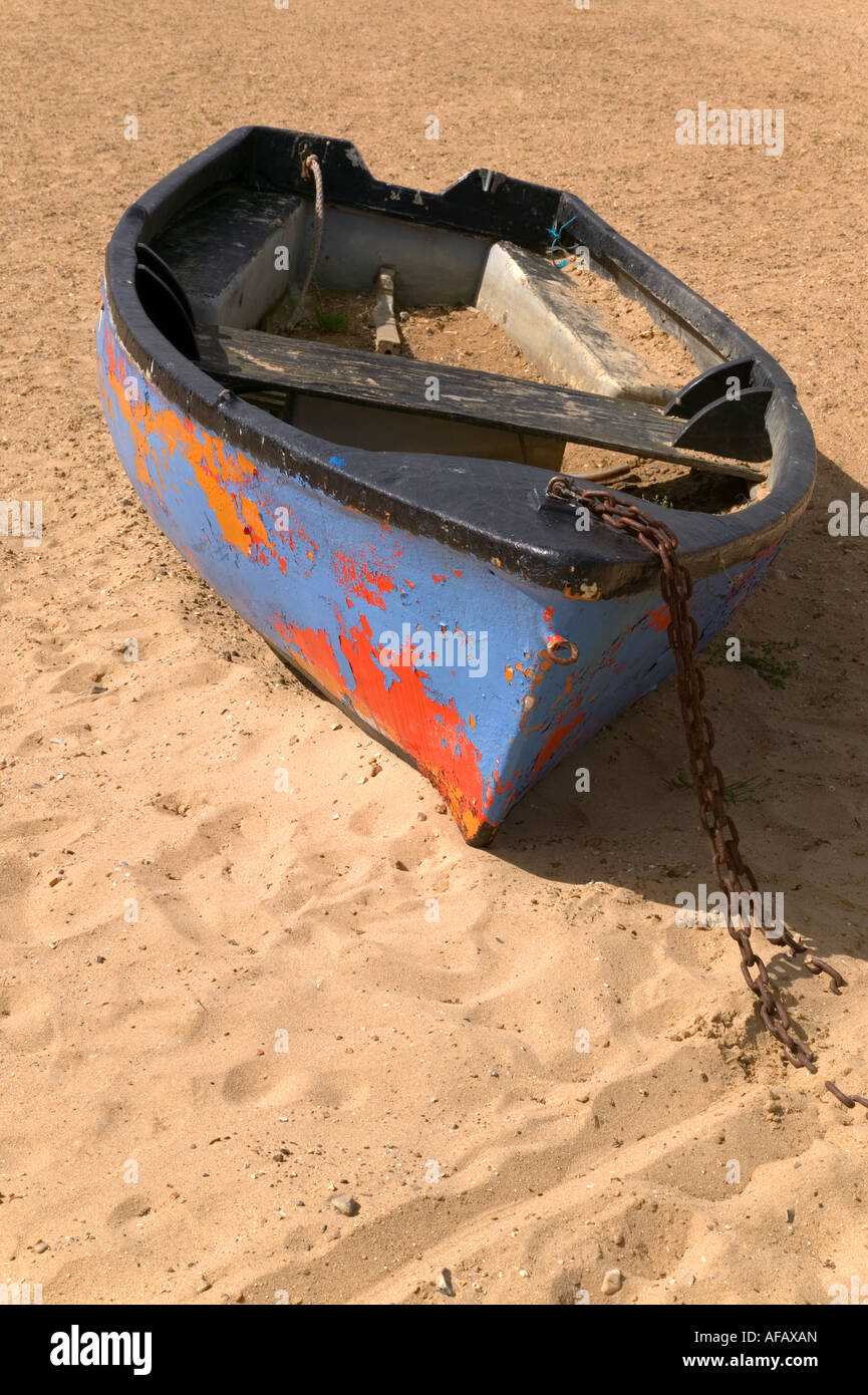 Vecchia barca con peeling paint abbandonato sulla sabbia Foto Stock