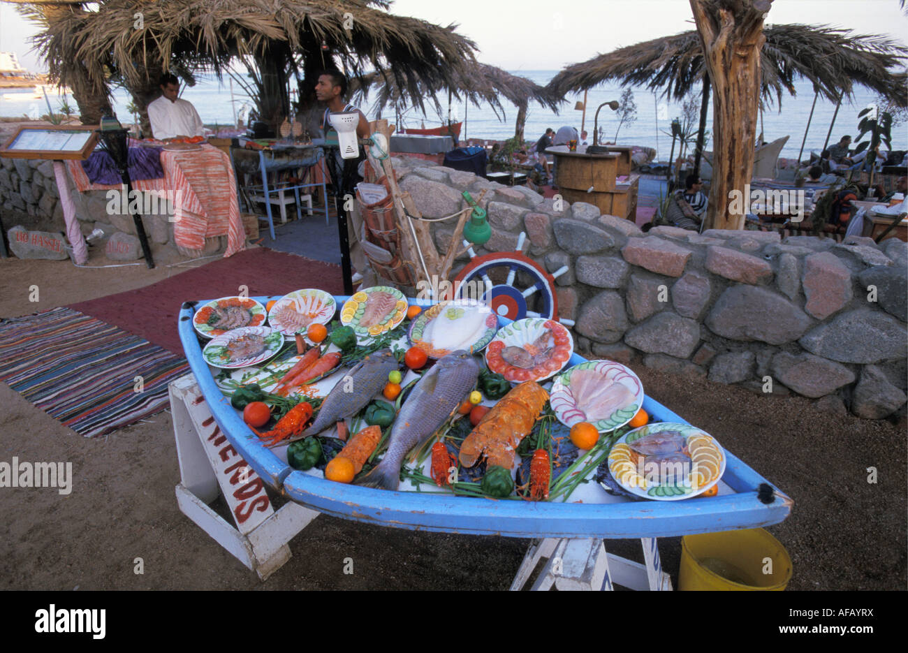 Egitto Dahab, Mar Rosso, pesce servite nella piastra al ristorante Foto Stock