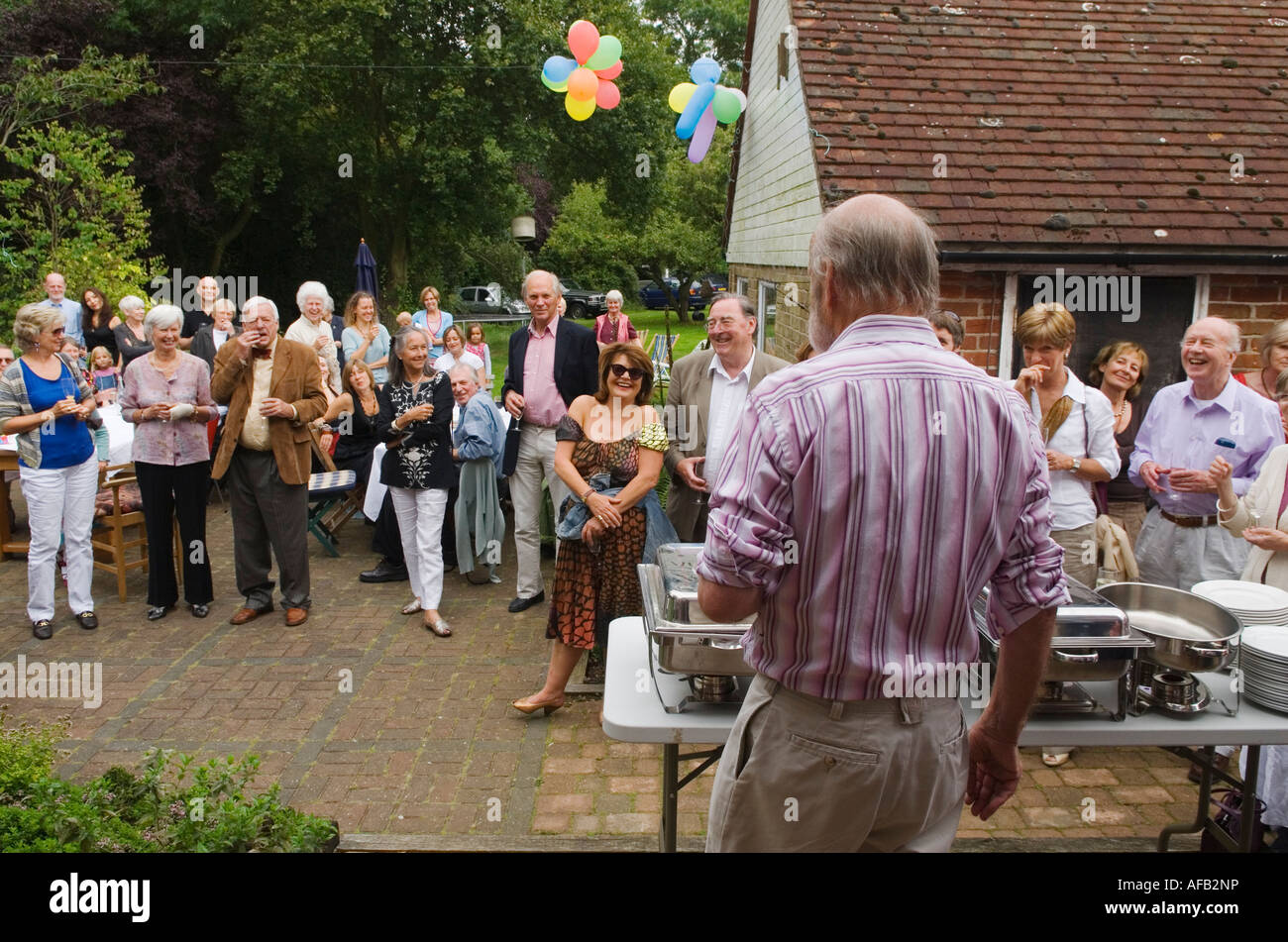 Uomo anziano che tiene un discorso alla sua festa di compleanno di famiglia gli amici si riuniscono in giardino Pearson Phillips 80 ° compleanno 2007 2000s Herefordshire Foto Stock