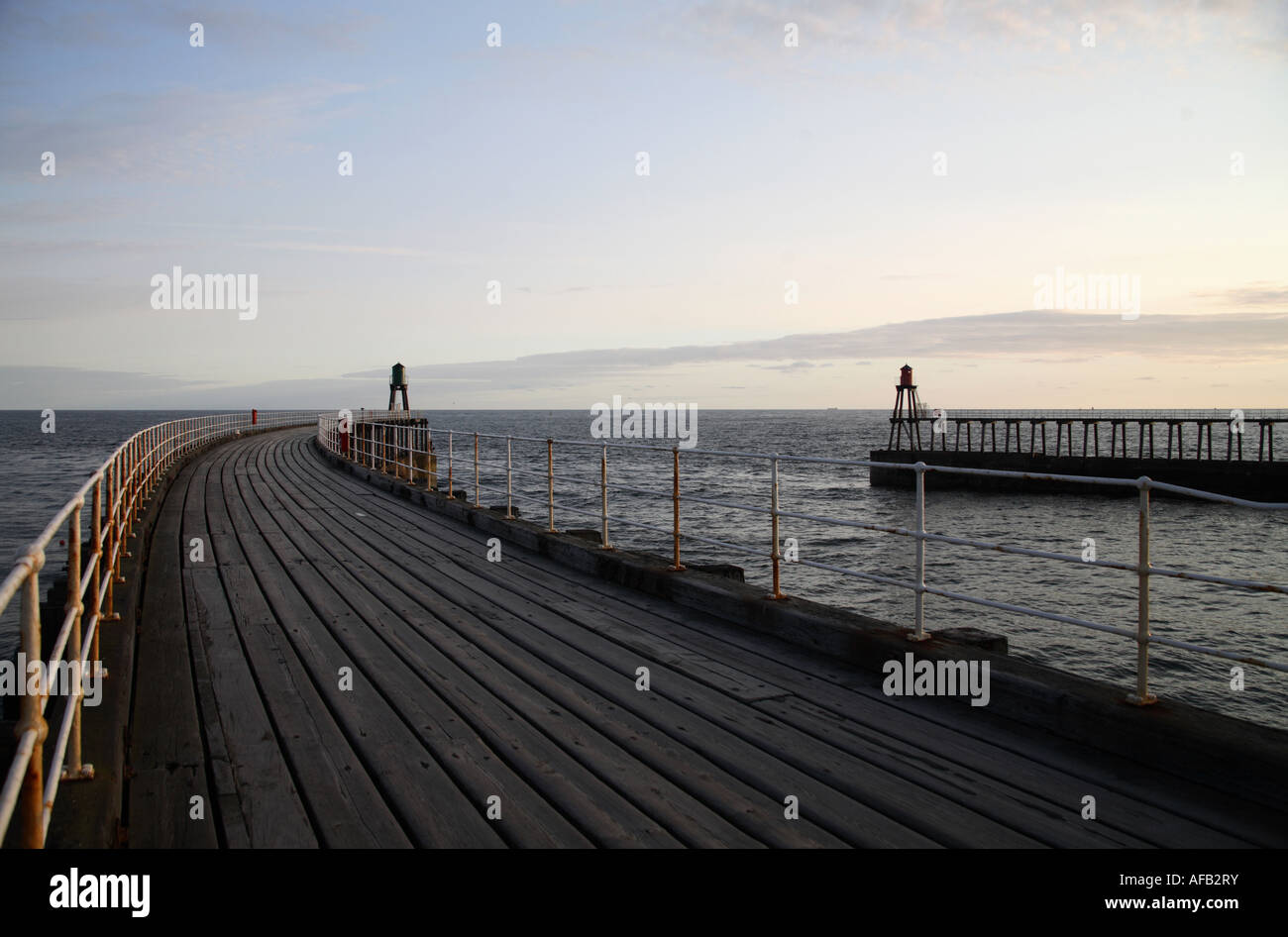 Whitby Pier mattina presto Foto Stock