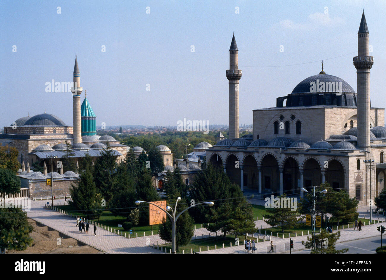 Konya Turchia i minareti e le Moschee la tomba di Mevlana sulla sinistra Foto Stock