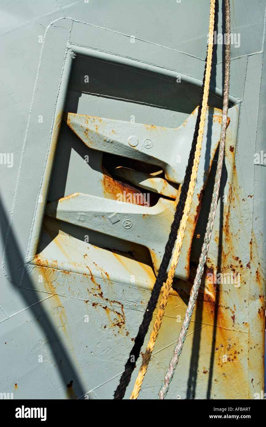 Spedizione / Nave. Vista ravvicinata delle navi a prua con funi di ormeggio attaccato. Foto Stock