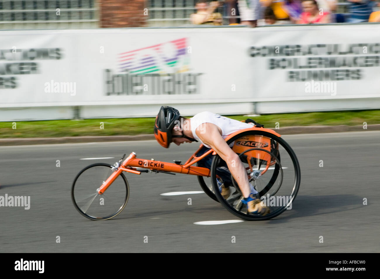 Sedia a rotelle il concorrente Boilermaker 15K road race Utica New York Foto Stock