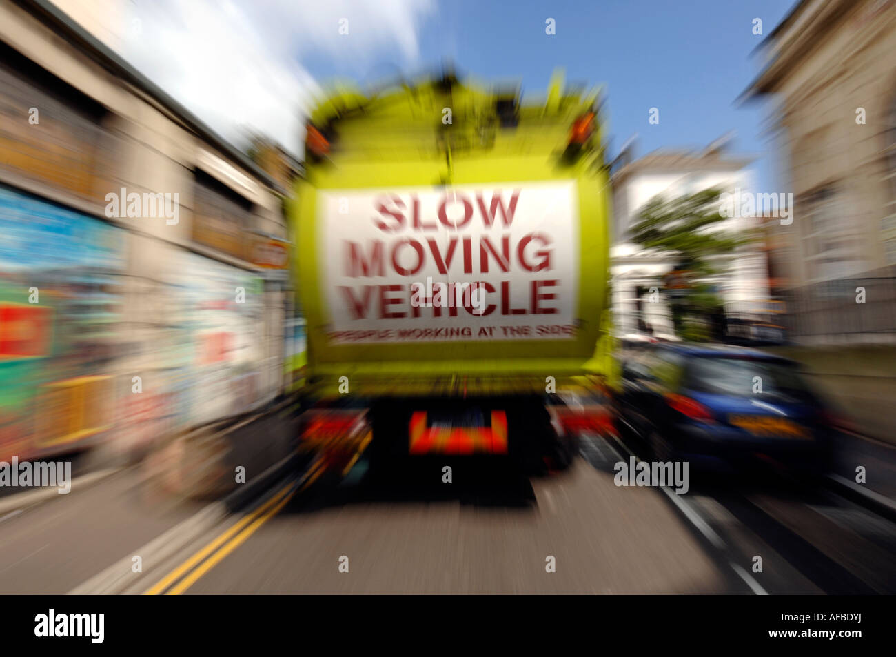 Il simbolo di segnalazione veicolo lento sul portellone di Brighton e Hove città di riciclaggio di rifiuti carrello tenendo alto il traffico Foto Stock