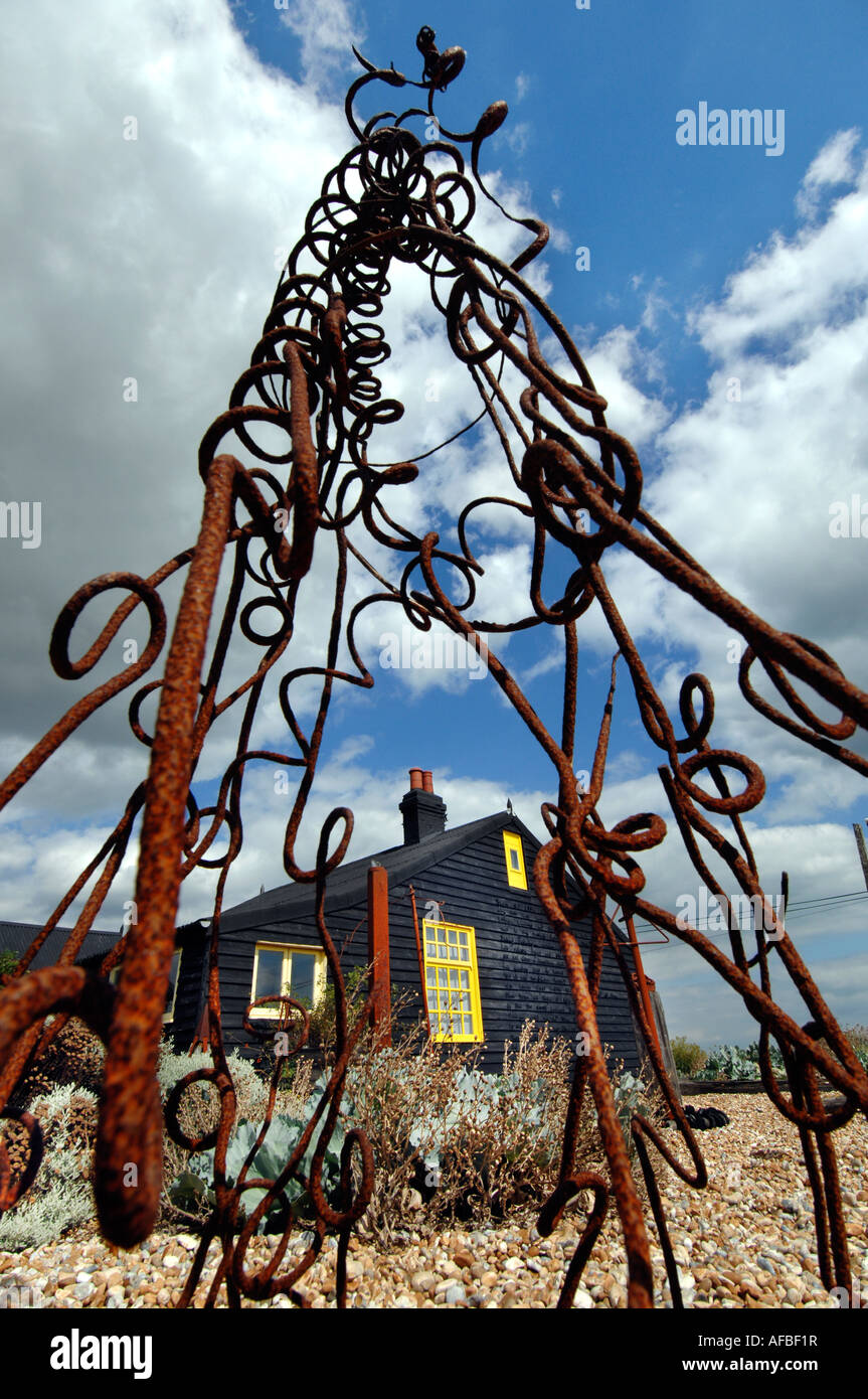 Romney paludi vista con prospettiva Cottage la casa e il giardino del compianto artista e regista Derek Jarman a Dungeness Foto Stock