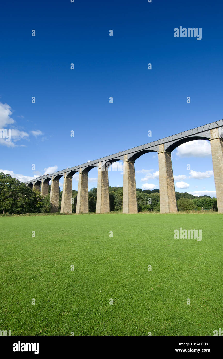 Il Viadotto di Pontcysyllte llangollen canal costruito da Thomas Telford froncysyllte Galles del nord pomeriggio estivo cielo blu chiaro Foto Stock