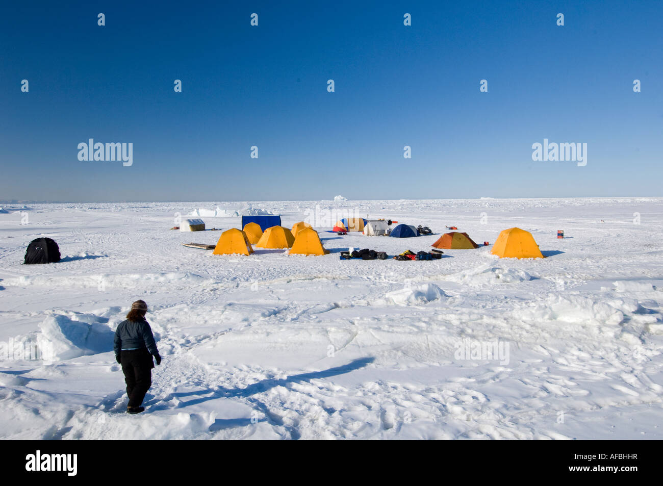 Piccolo campo artico di tende sul mare di ghiaccio a Lancaster Sound 2007 Arctic unito spedizioni marittime Foto Stock