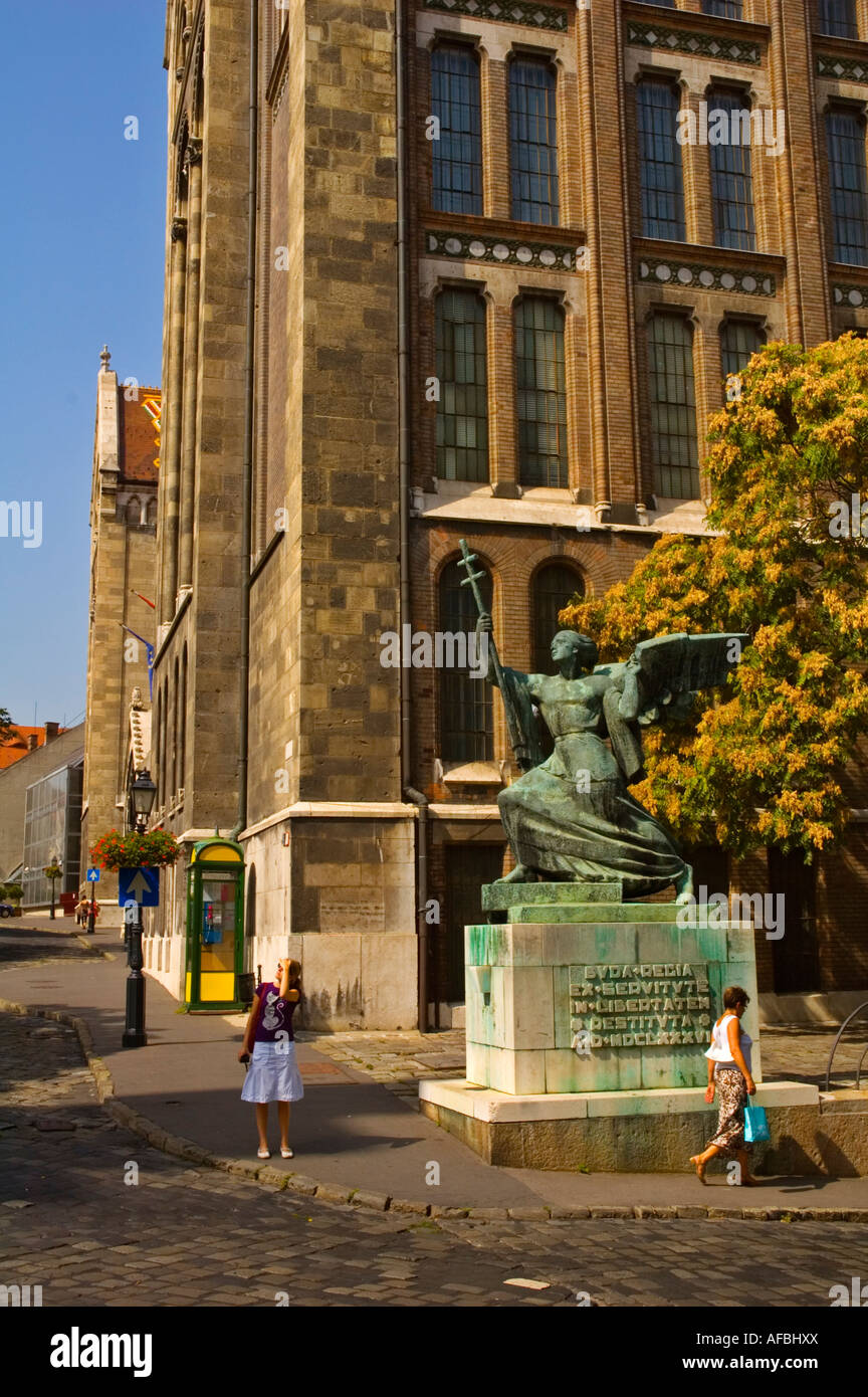 Persone a Becsi kapu ter piazza nel castello di Buda district Budapest Ungheria Unione europea Foto Stock