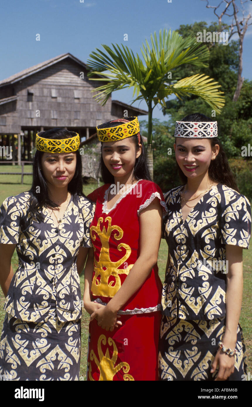 Malesia,Malesia,Sud-est,Sud-est,Asia,Asian Muslim,Islam,Islamico,Borneo,Sarawak,Kuching,Villaggio Culturale,donne Orang Ulu,costume cerimoniale,Mal Foto Stock