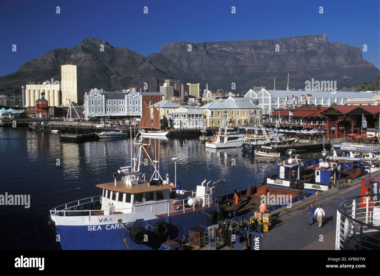 Sud Africa Cape Town Victoria and Alfred Waterfront con Table Mountain in background Foto Stock