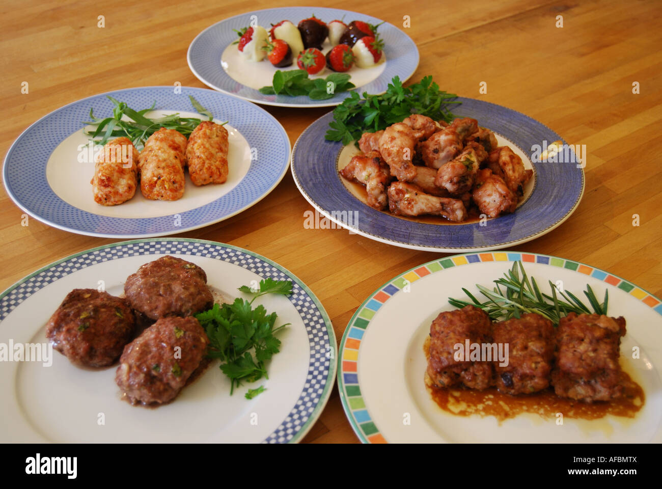 Selezione di piatti caldi piatti a base di carne e il deserto di fragola Foto Stock