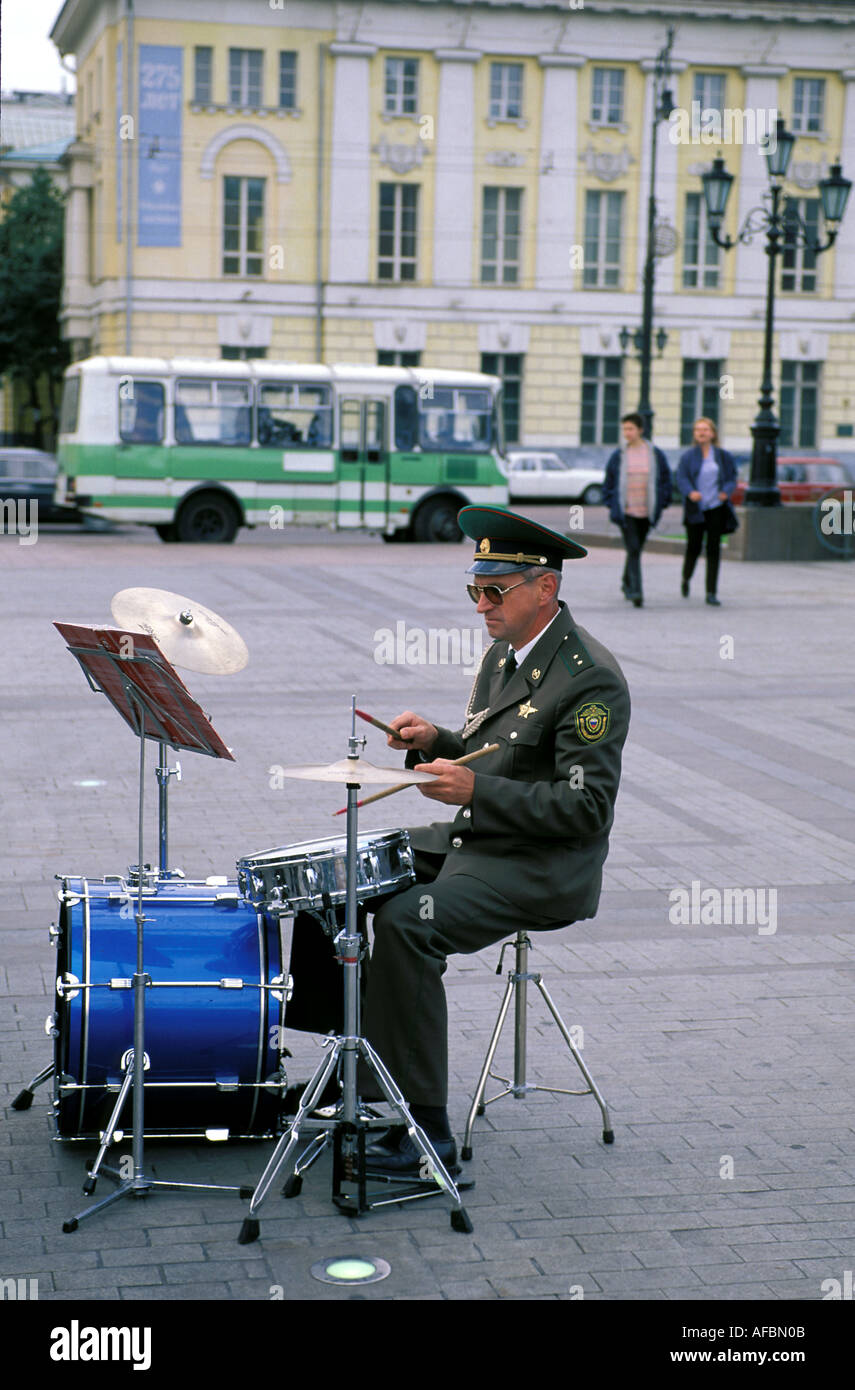 Mosca una banda militare a giocare presso il Cremlino Foto Stock
