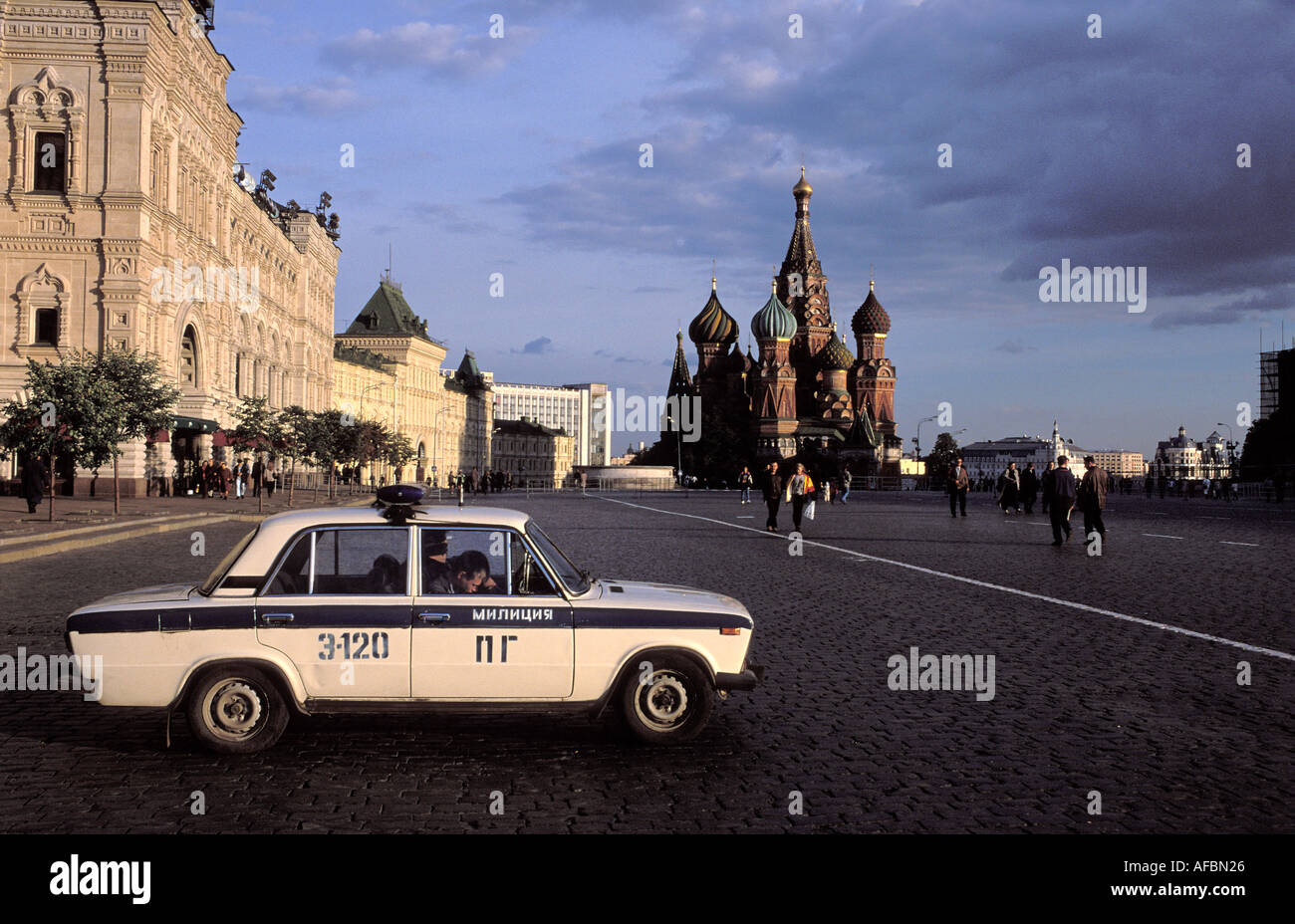 La polizia di Mosca in guardia sulla piazza rossa st Basilís cattedrale Foto Stock