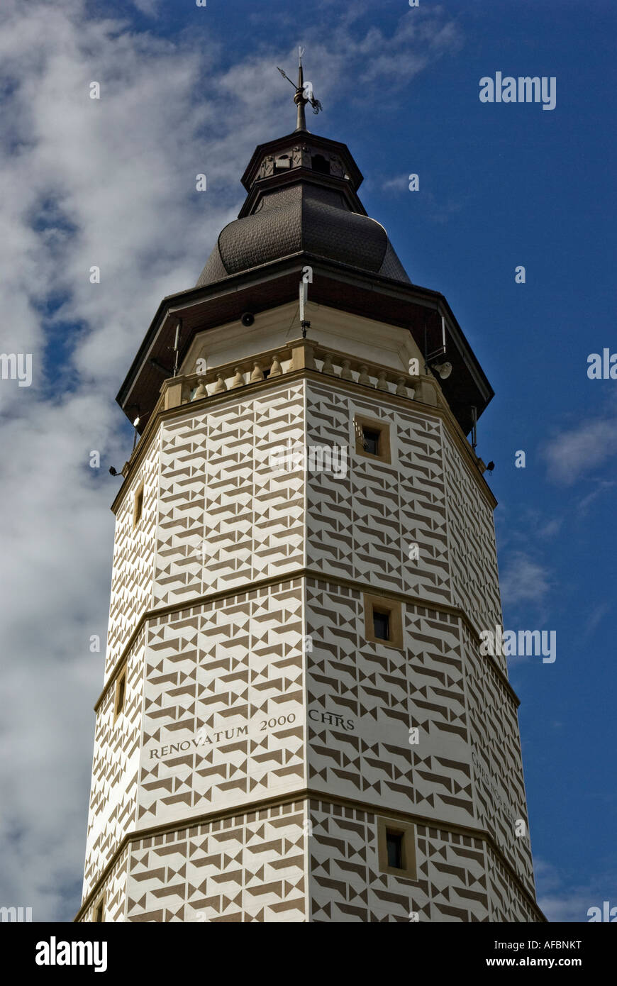 Il municipio del XVI secolo la torre ottagonale con bianco e marrone di sgraffito e un alto barocco Foto Stock