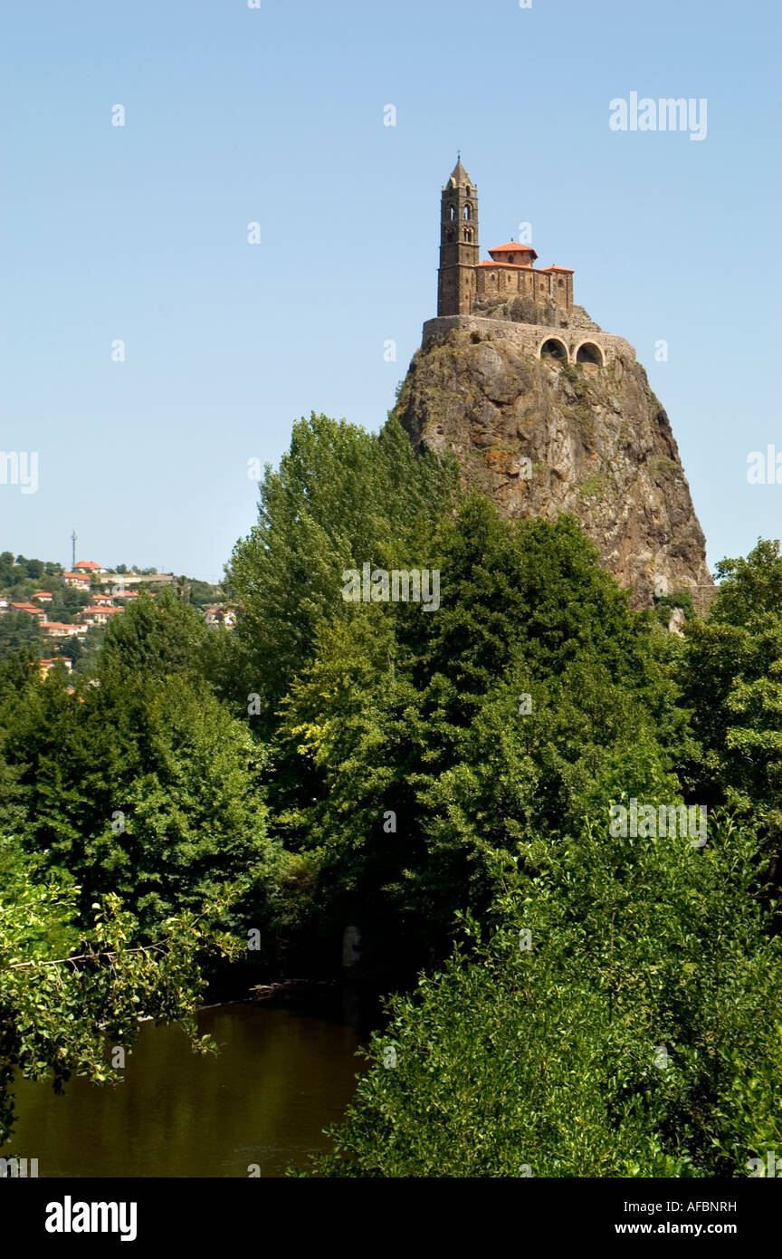 Saint Michel d'Aiguille Cappella Le Puy en Velay coni vulcanici Massiccio Centrale Auvergne Francia - Francese Foto Stock