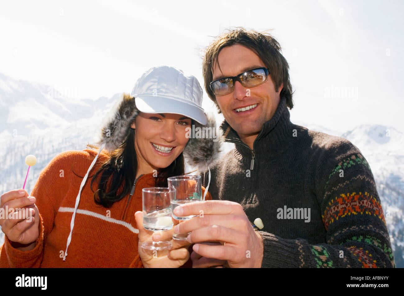 Paio di bere in montagna Foto Stock