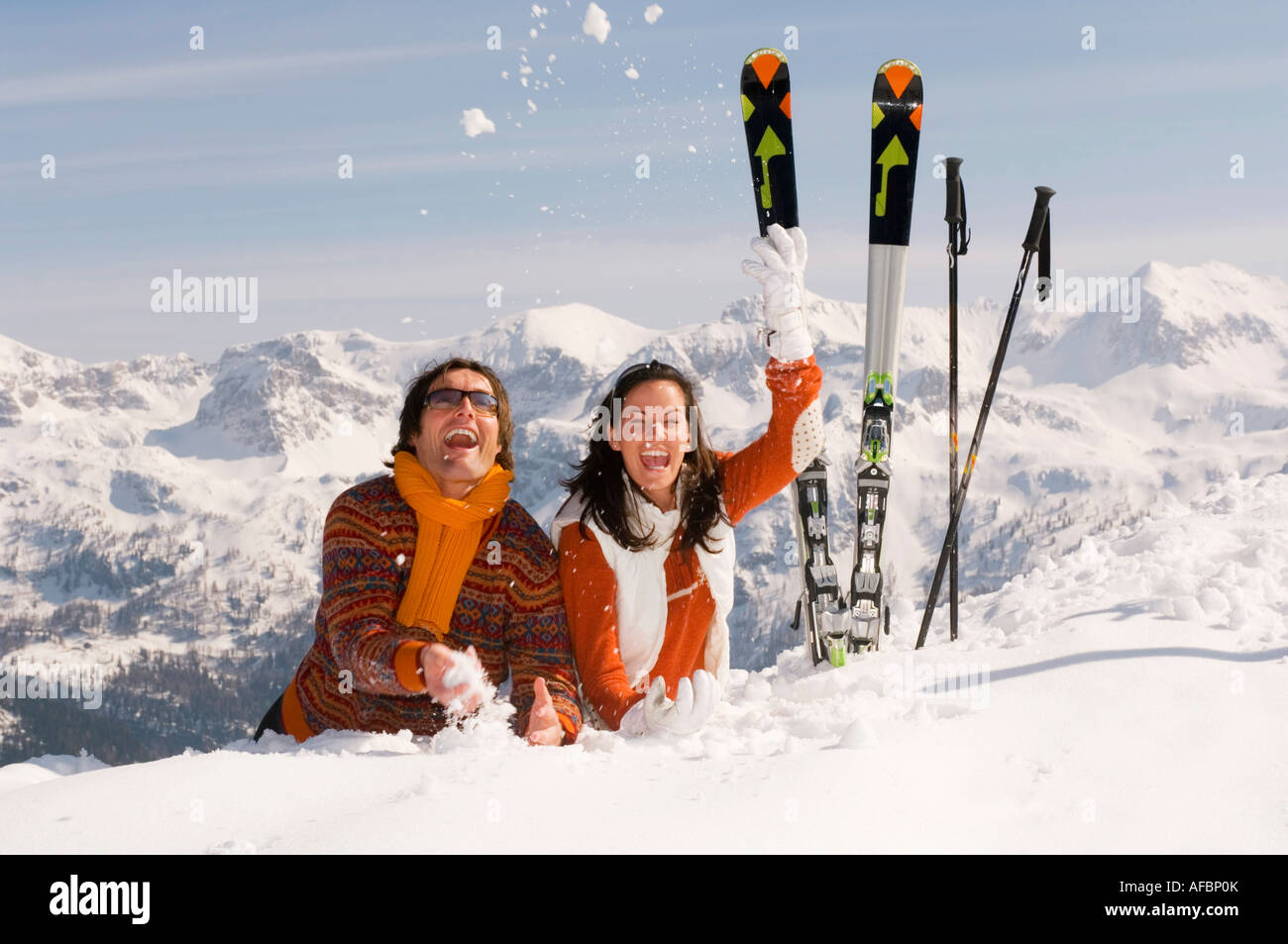 Matura in montagna, gettando la neve Foto Stock