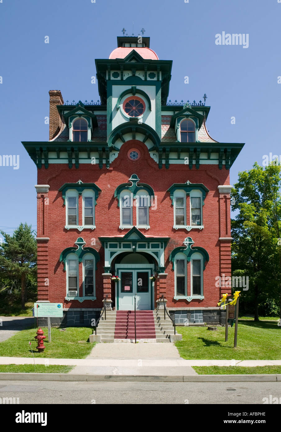 In mattoni in stile vittoriano village hall di Henry porta di New York sul Lago Champlain Foto Stock
