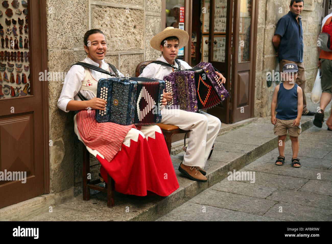 Gli artisti di strada giocare per i turisti, città vecchia, Guimaraes, Portogallo del Nord Europa Foto Stock