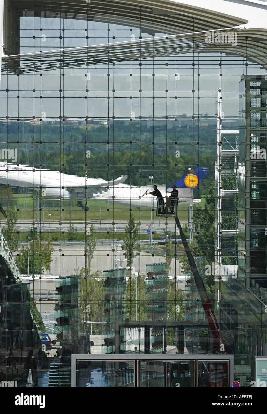 Illustrazione viaggi: i viaggiatori in arrivo ed in partenza all'aeroporto di Monaco di Baviera Foto Stock