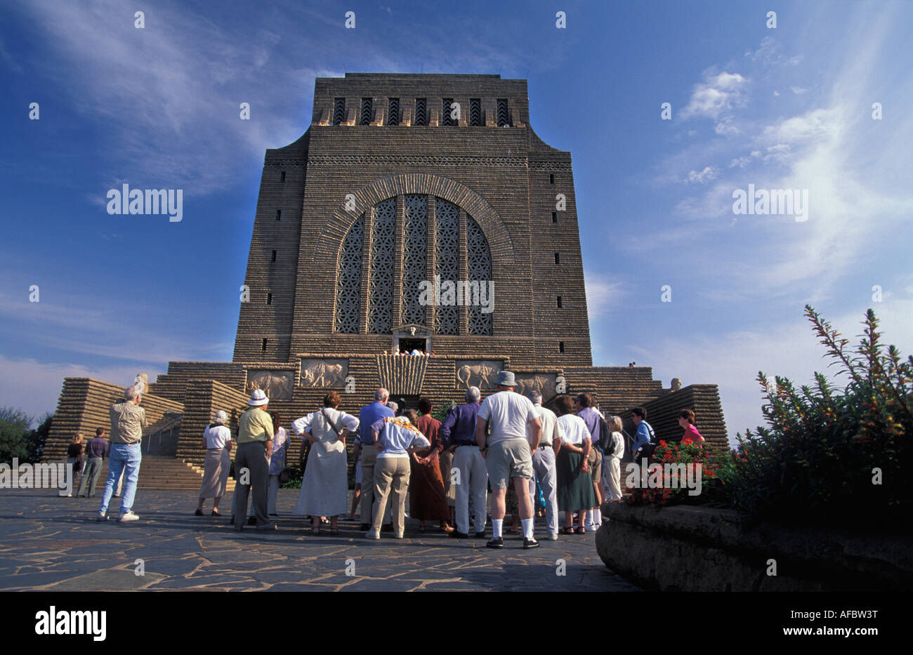 Sud Africa Pretoria Tourist in piedi nella parte anteriore del monumento Voortrekkers Foto Stock