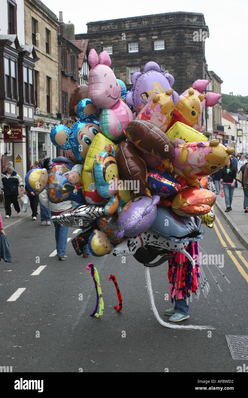 Vendita Streetseller palloncini Whitby Yorkshire Foto Stock