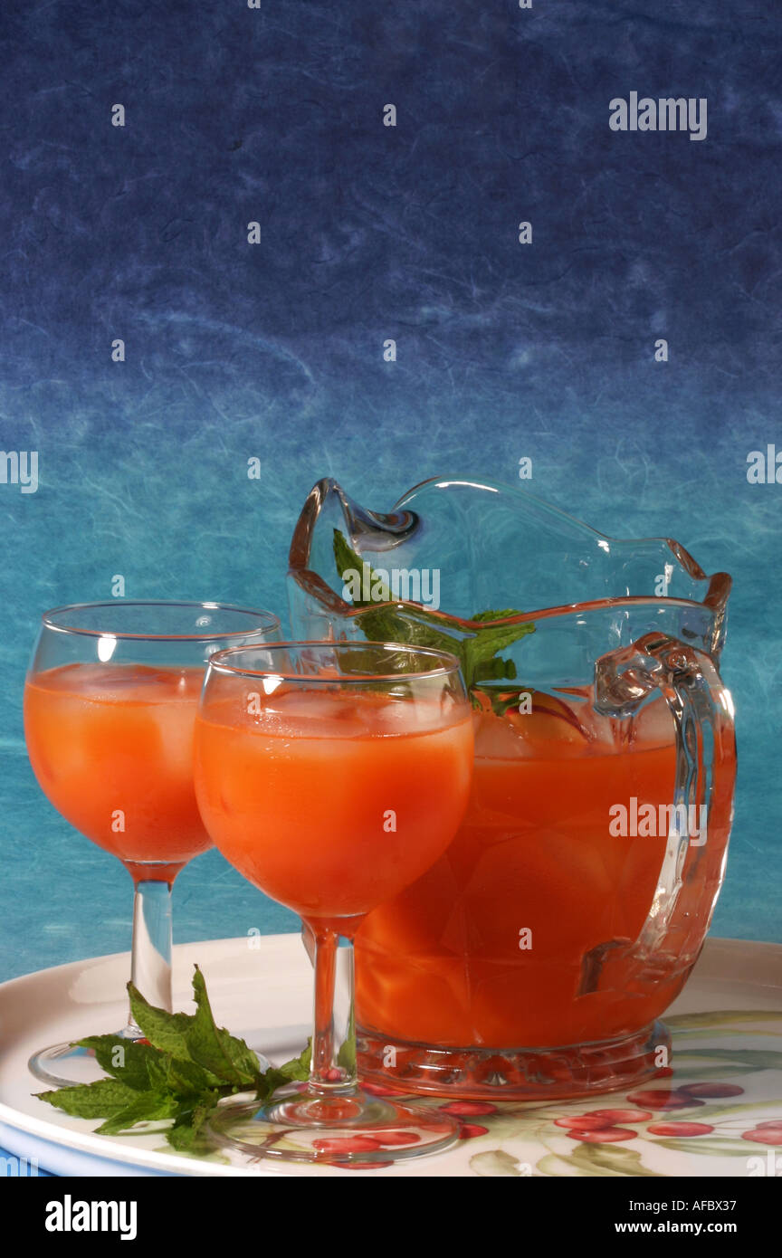 Una brocca e bicchieri di estate succo di frutta Foto Stock