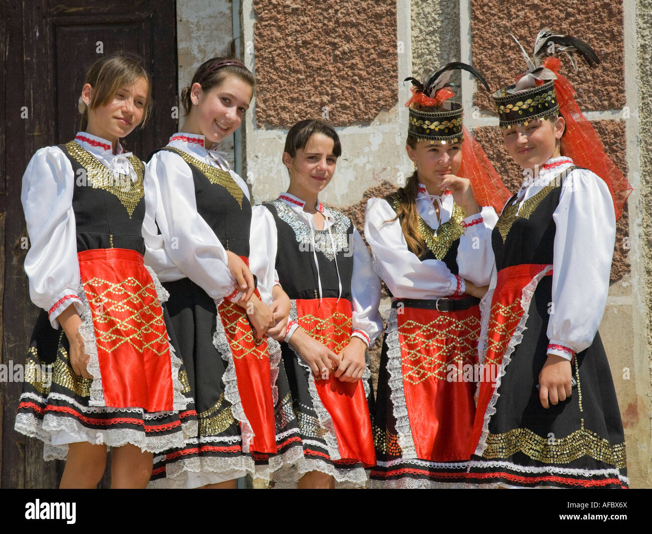 Cinque giovani ragazze nei tradizionali costumi ucraini in Plotzk / Ucraina Foto Stock