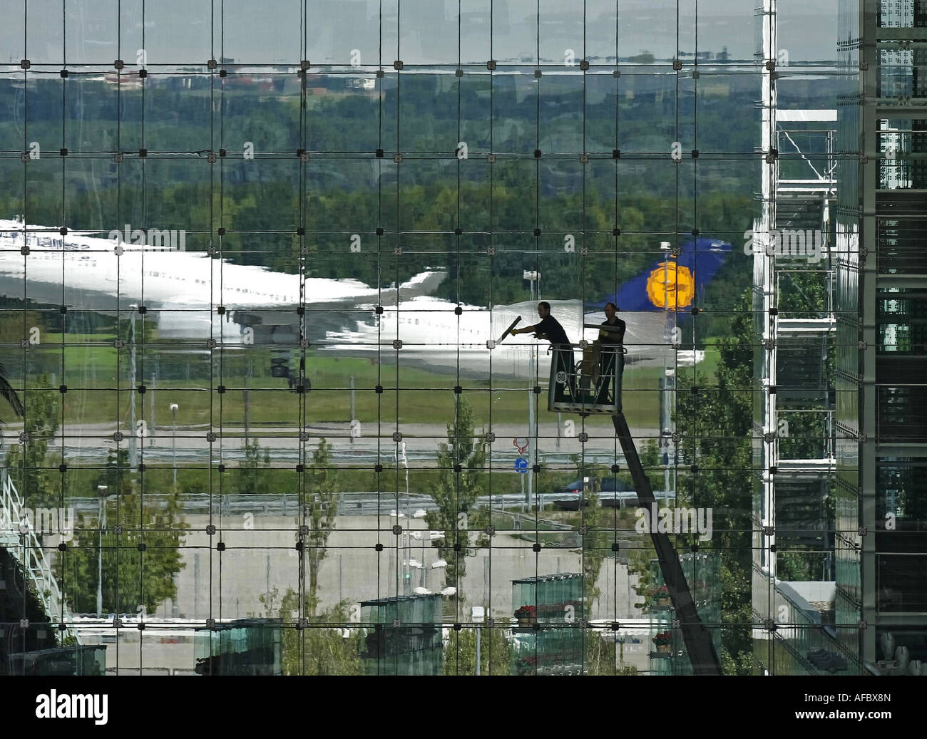 Putzen Fensterputzer eine Glasfassade am Franz Josef Strauss Flughafen Muenchen Muenchen am 04 09 2007 Foto Stock