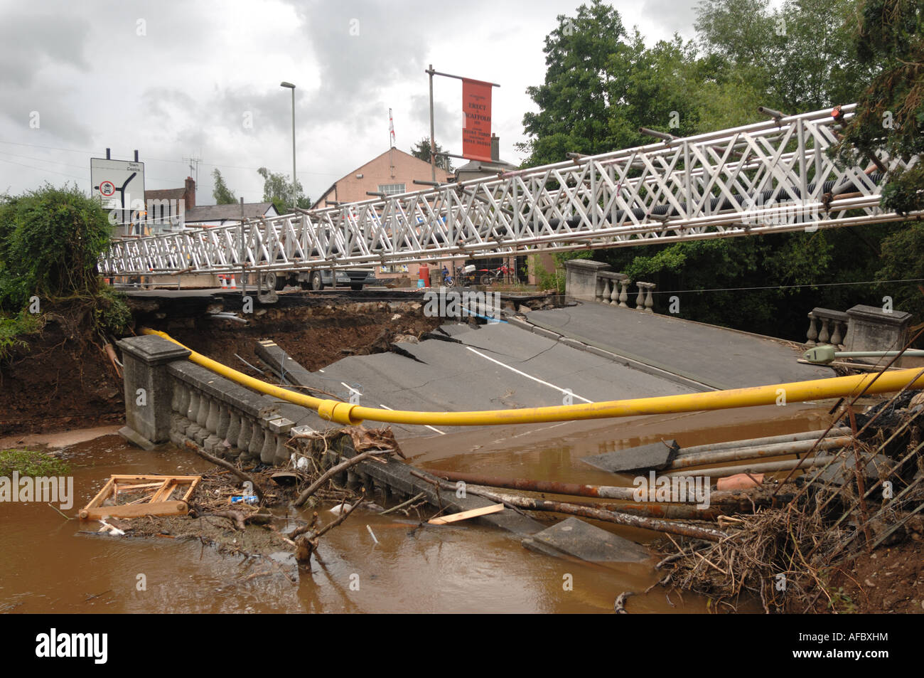 Ponte stradale a Ludlow lavati via dalle inondazioni del fiume Corve nello Shropshire Inghilterra Foto Stock