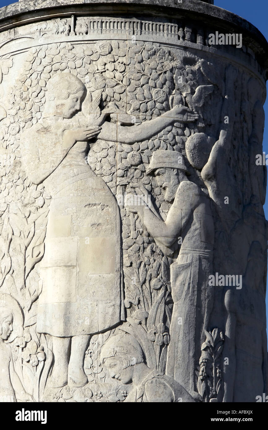 Dettaglio di un basso rilievo da Paul Landowski - la città e il paese piaceri - Fontana a Porte de St Cloud piazza di Parigi Foto Stock