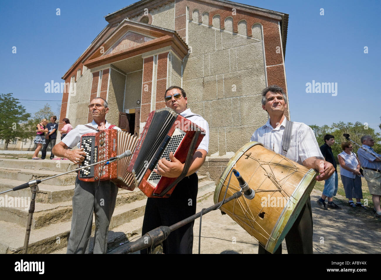 Ukrainian musicisti che suonano musica da ballo di fronte al municipio di Plotzk / Ucraina Foto Stock