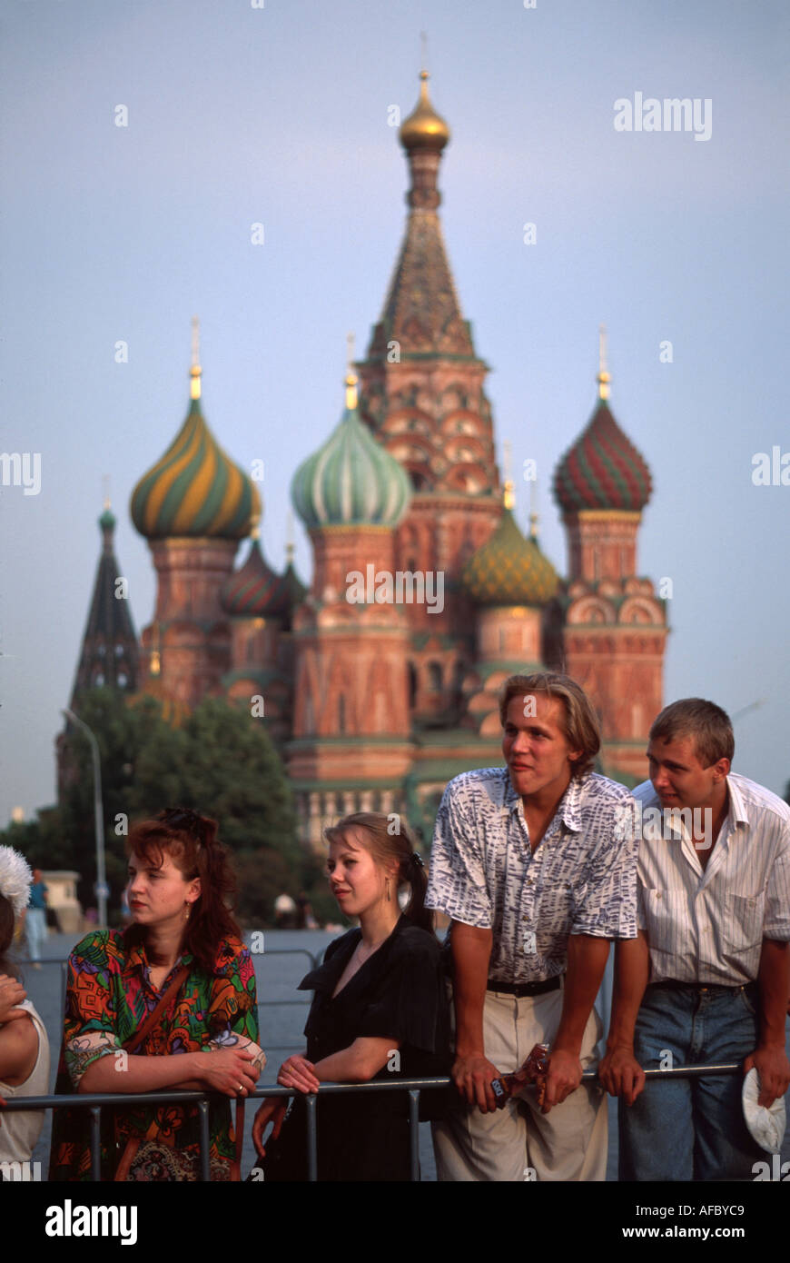 Mosca Russia,Europa dell'Est europeo,Federazione Russa,Piazza Rossa,St Basil's Cathedral, costruita nel 1555 60 da Ivan il terribile, giovani adulti guardare video Foto Stock