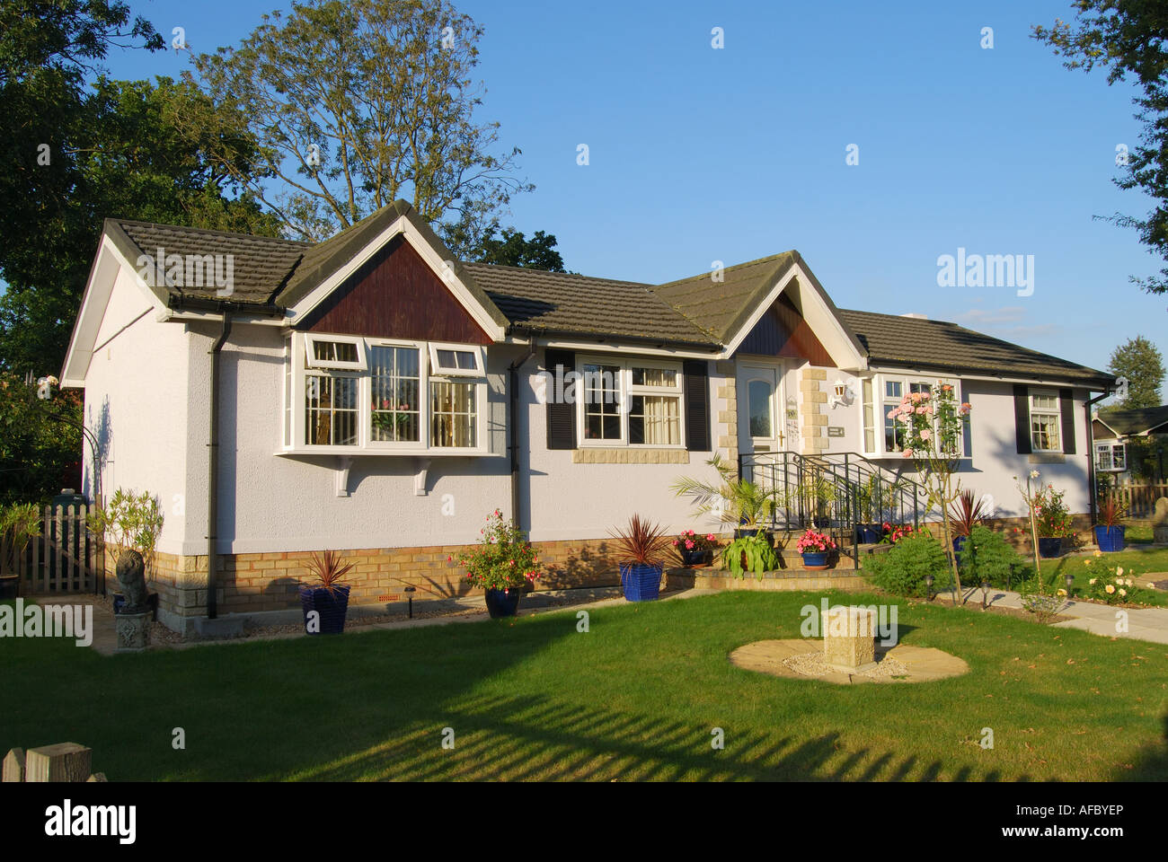 Mobile home e giardino, Berkshire, Inghilterra, Regno Unito Foto Stock