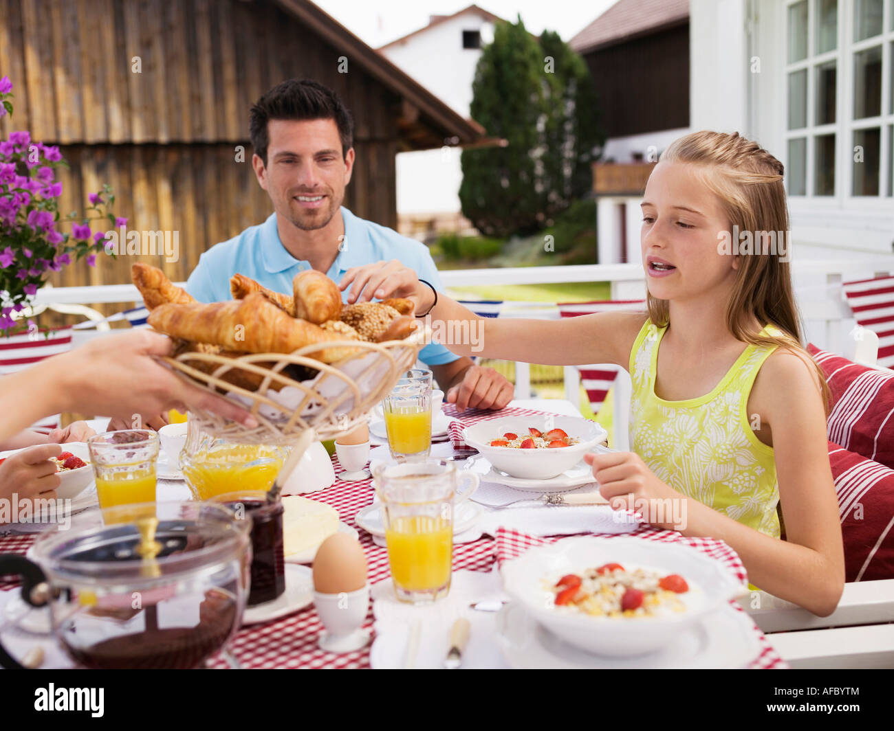 Famiglia al tavolo per la colazione Foto Stock