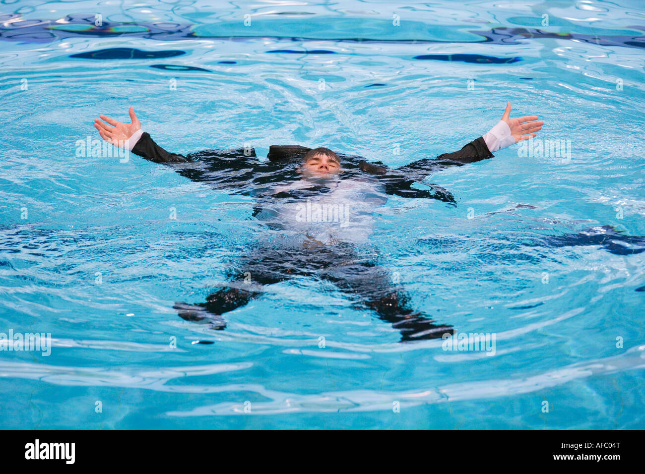 Imprenditore annegamento in piscina Foto Stock