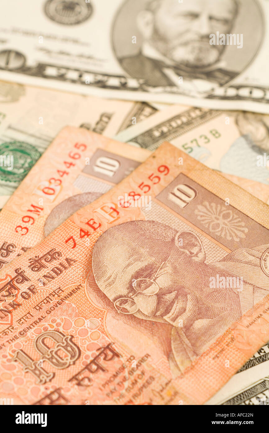 Rupia indiana note sulla parte superiore delle fatture del dollaro Foto Stock