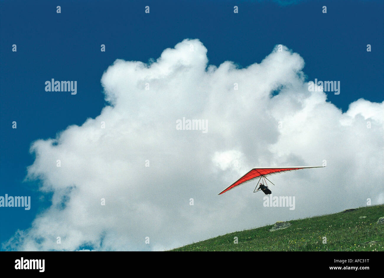 Un deltaplano lancio da una cresta di montagna. Aprire il deltaplano campionato di Russia. Foto Stock