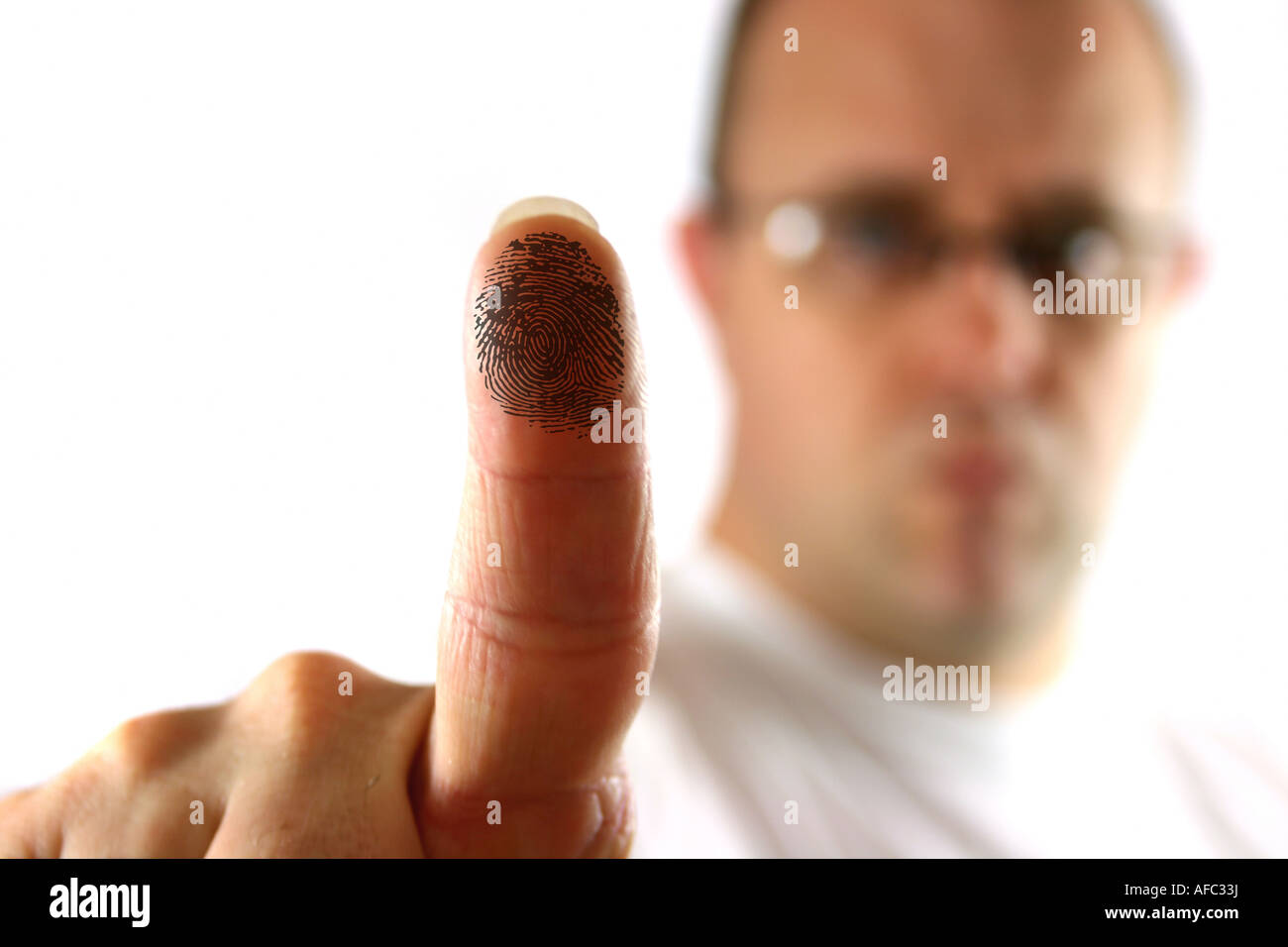 Uomo con attivazione di un area biometrici usando il suo dito Foto Stock