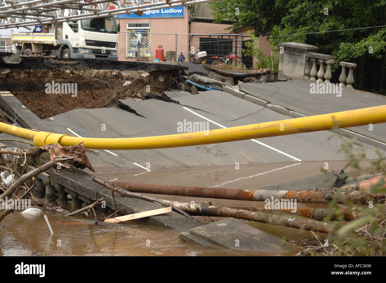 Ponte stradale a Ludlow lavati via dalle inondazioni del fiume Corve nello Shropshire Inghilterra Foto Stock