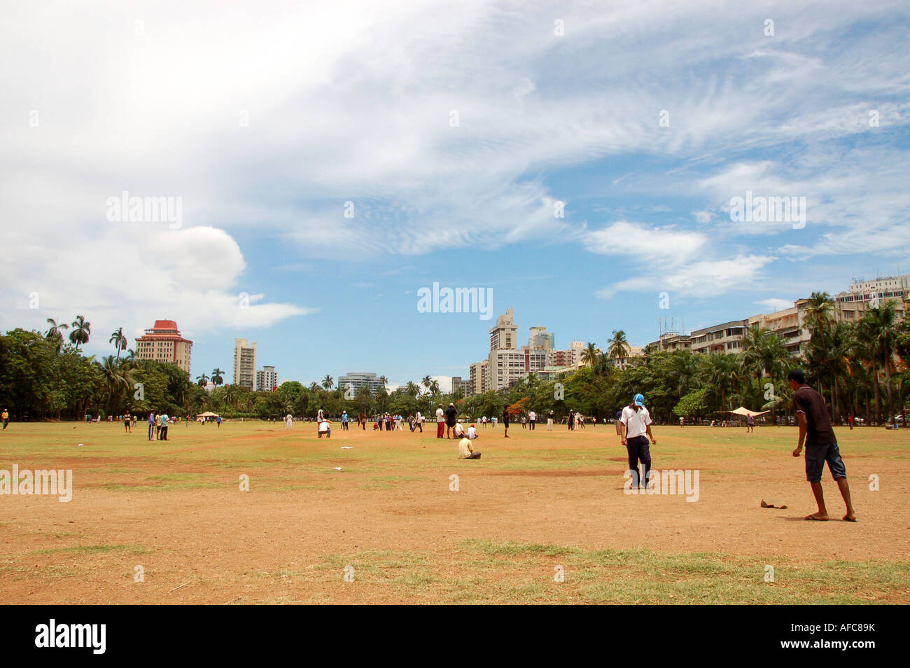 I bambini a giocare a cricket sulla fanciulla ovale in Mumbai, India Foto Stock