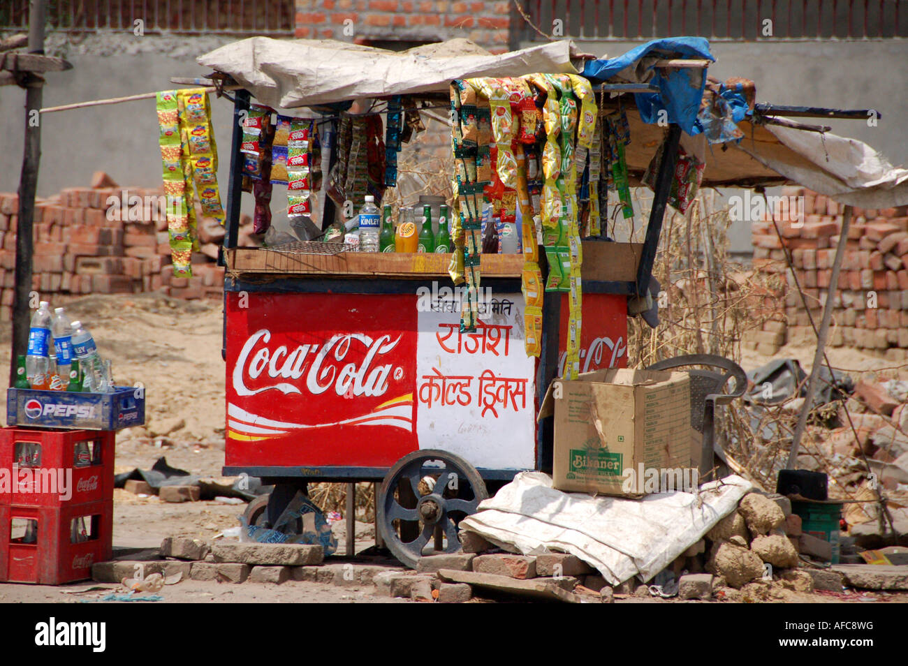 Bancarelle a lato della strada a Nuova Delhi, India Foto Stock