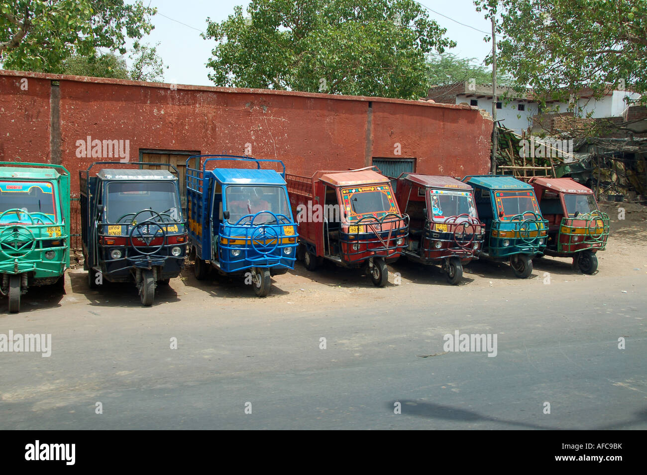 Un certo numero di risciò motorizzati / tuktuks in Agra, India Foto Stock