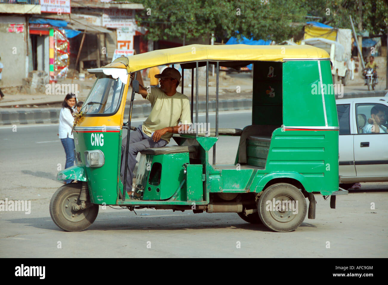 Conjunto De Amarillo Auto-rickshaw Ilustraciones En India. Con Bicitaxi - Foto 11